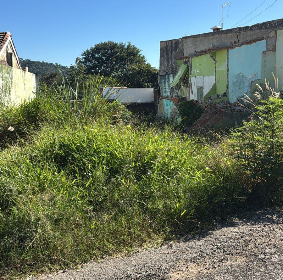  Com mato e cheio de entulhos! Veja a situação da primeira creche do Guacuri